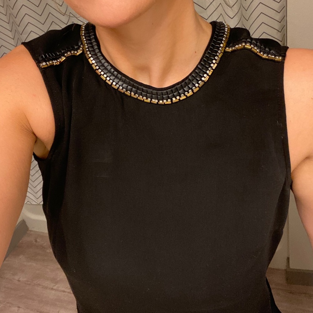 Detailed neck, black sleeveless blouse